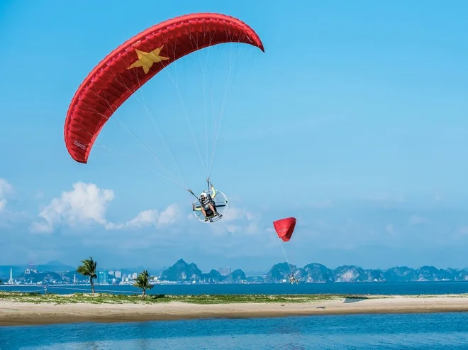 Dù lượn bay trên bãi biển xanh và cảnh quan ven biển Việt Nam