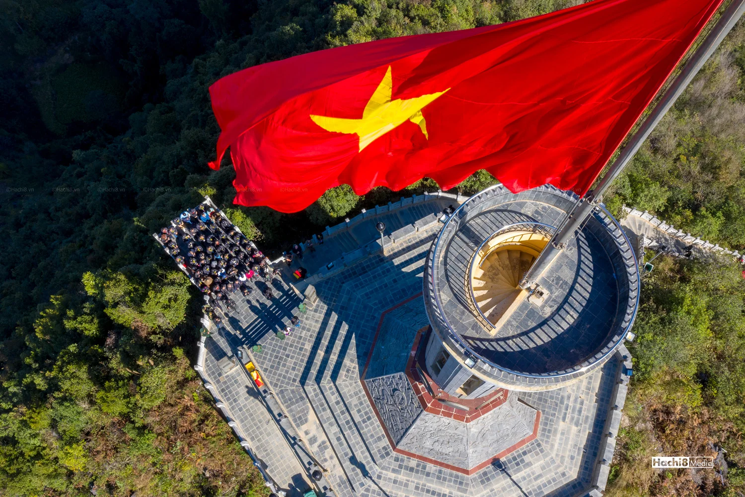 Lá cờ đỏ sao vàng tung bay trên công trình giữa núi rừng Việt Nam