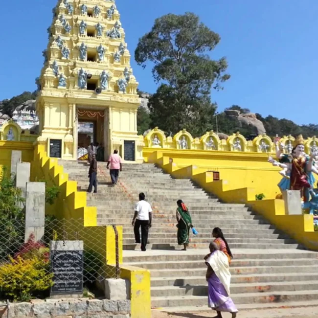 Ngôi đền kiến trúc Khmer rực rỡ với cầu thang dẫn lên cổng chính