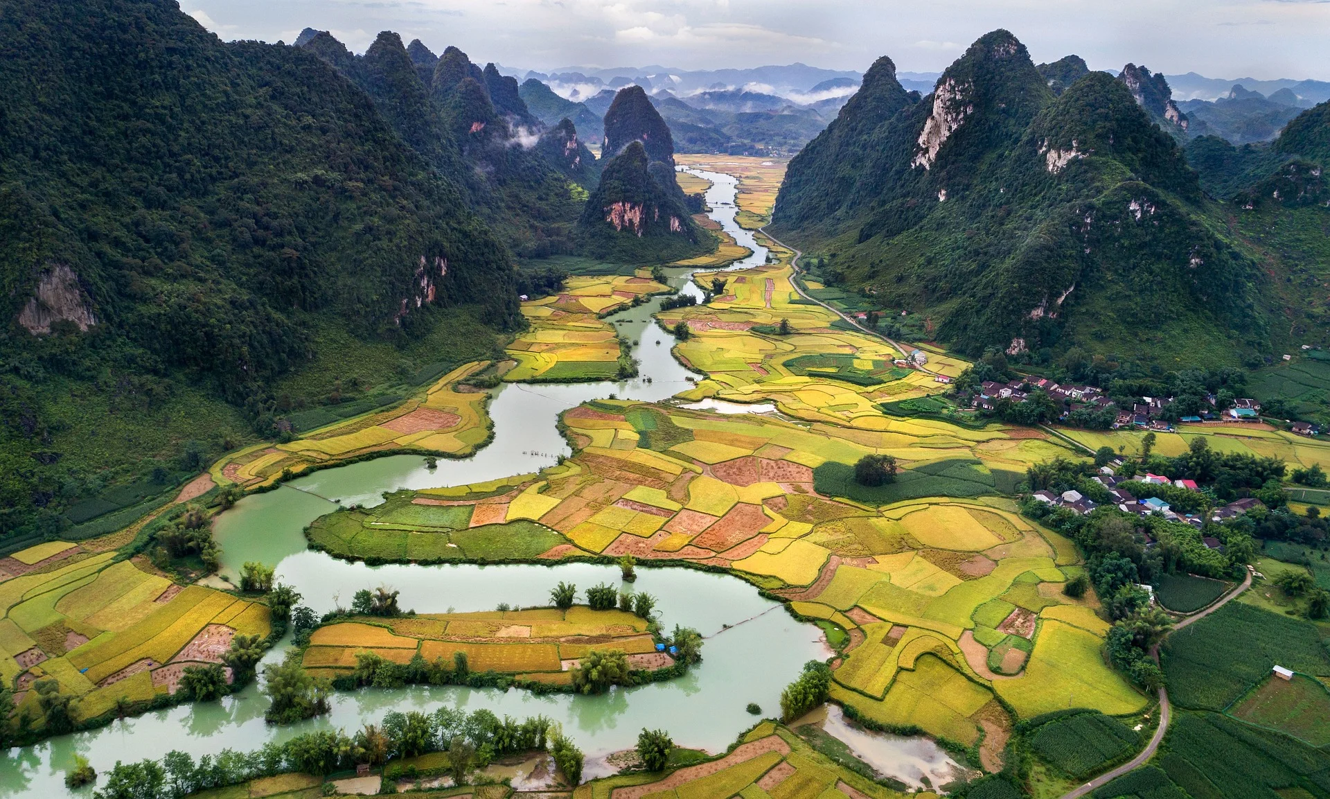 Toàn cảnh ruộng lúa và núi đá vôi ở vùng quê Việt Nam