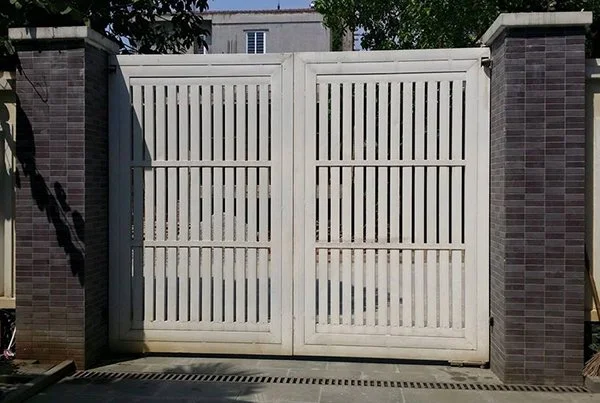 Mẫu cửa cổng sắt 2 cánh màu trắng đơn giản
