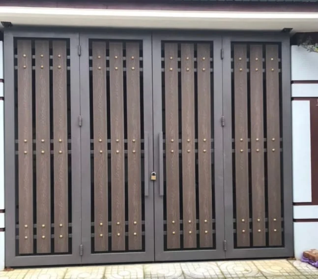 Mẫu cổng sắt hộp 4 cánh giả gỗ nổi bật