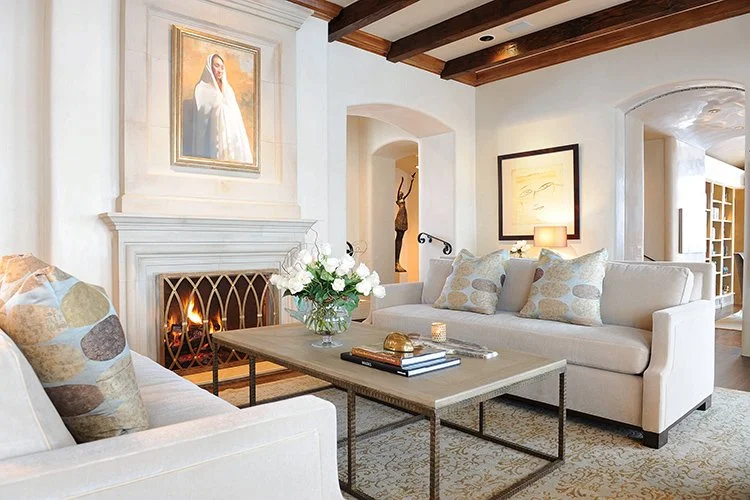 Phòng khách tân cổ điển ấm cúng với lò sưởi, sofa trắng và bàn trà gỗ