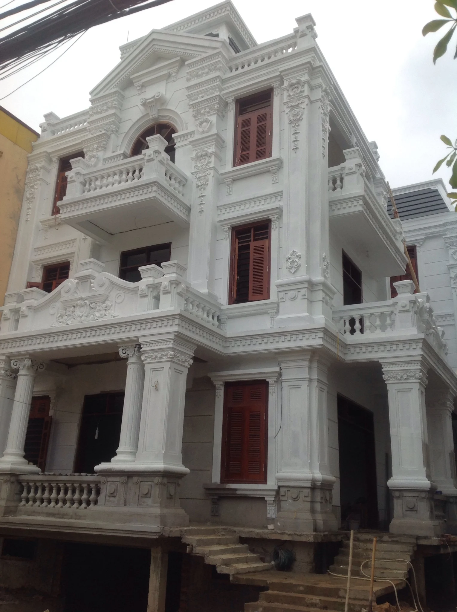 kiến trúc biệt thự tân cổ điển đang thi công