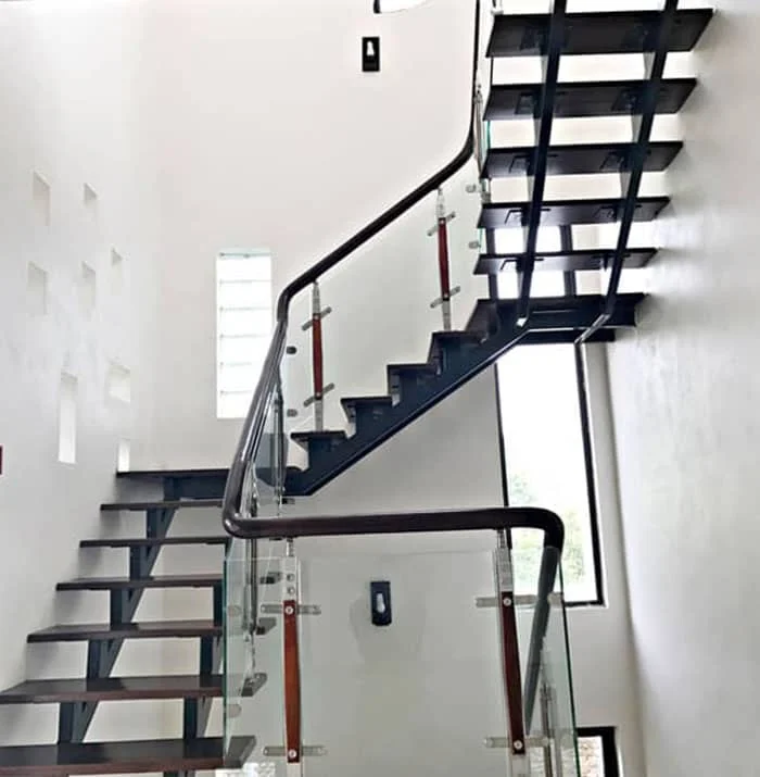 Cầu thang trong nhà có lan can kính