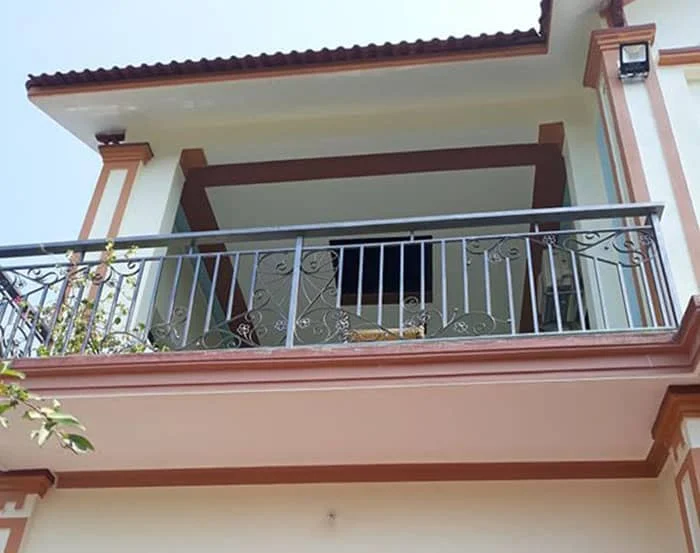 Mẫu ban công uốn lượn hoa lá cành đẹp ấn tượng