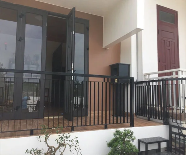 Mẫu lan ban công kết hợp cầu thang sắt lên xuống đẹp