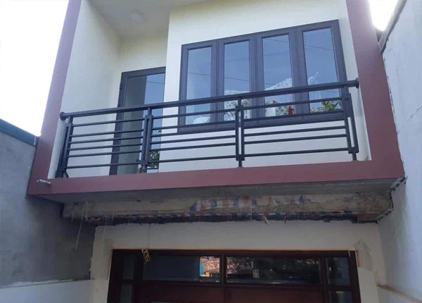 Mẫu lan can ban công hộp sắt sơn màu đen hiện đại