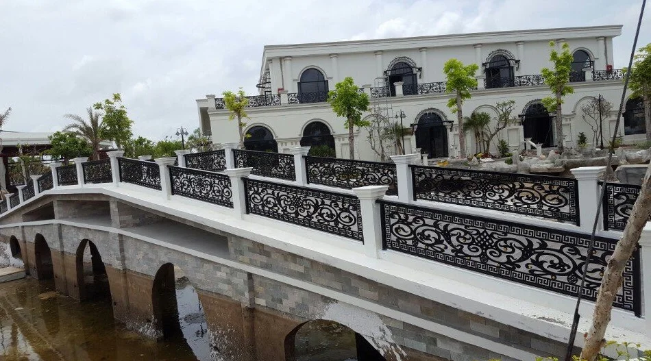 Lan can sắt hộp trang trí cầu đi bộ