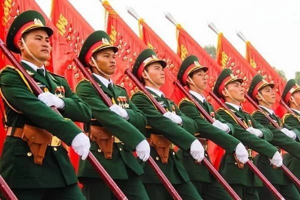 Chiến sĩ công an diễu hành cùng cờ đỏ trong lễ duyệt đội ngũ