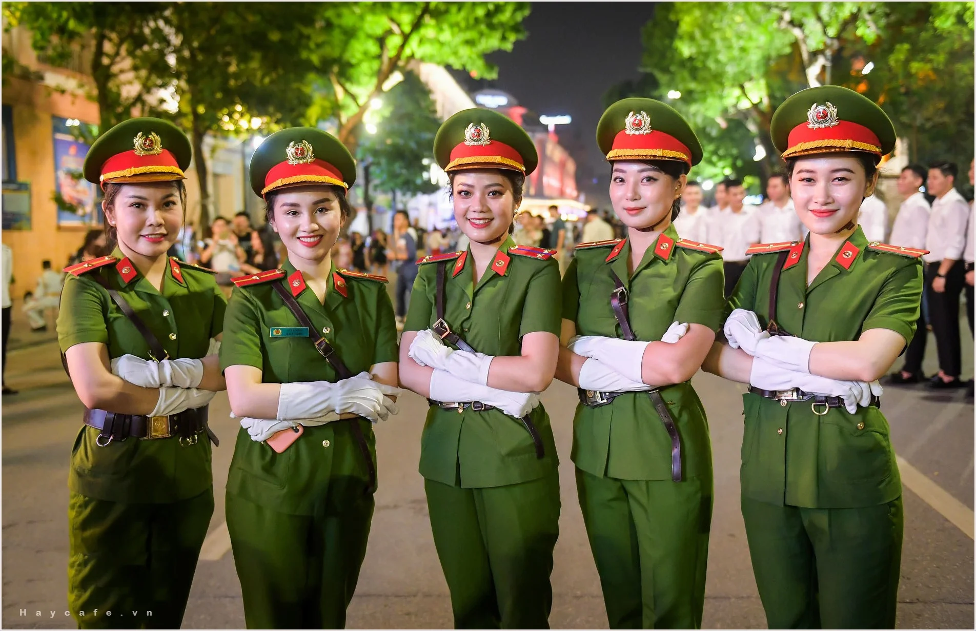 Nữ chiến sĩ công an Việt Nam đứng thành nhóm trong lễ phục xanh