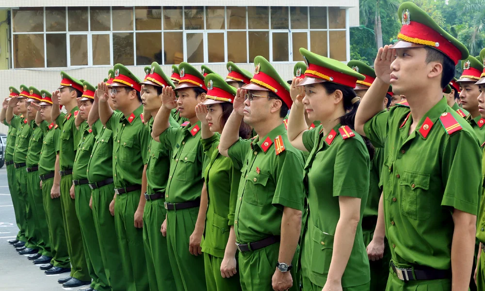 Hàng chiến sĩ công an mặc đồng phục xanh đứng nghiêm