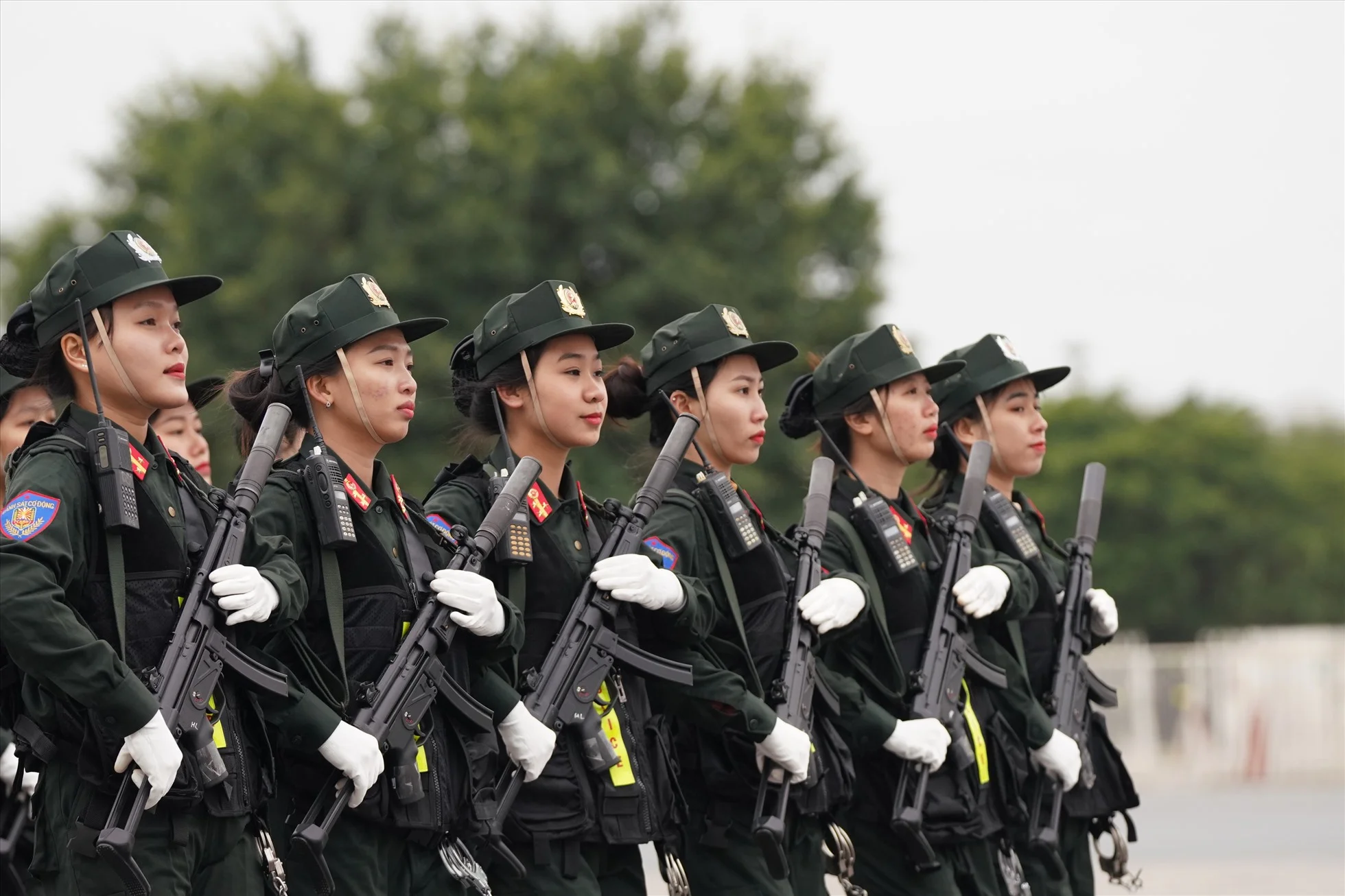 Nữ chiến sĩ công an mặc đồng phục đen diễu hành