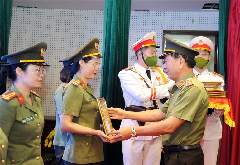 Làm đẹp thêm hình ảnh người nữ chiến sĩ Công an trong lòng nhân dân