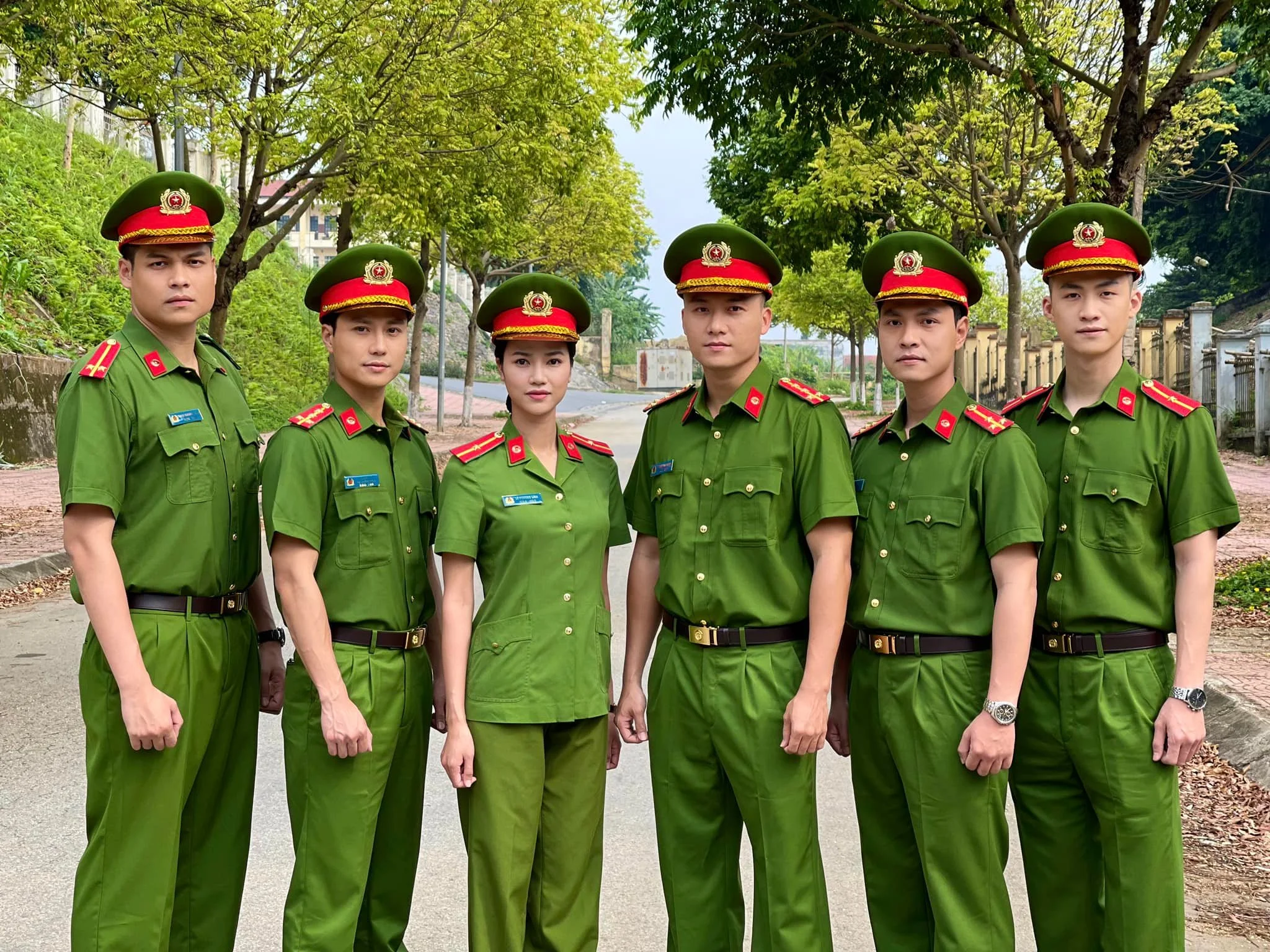 Các chiến sĩ công an đứng thành hàng trong khuôn viên nhiều cây xanh