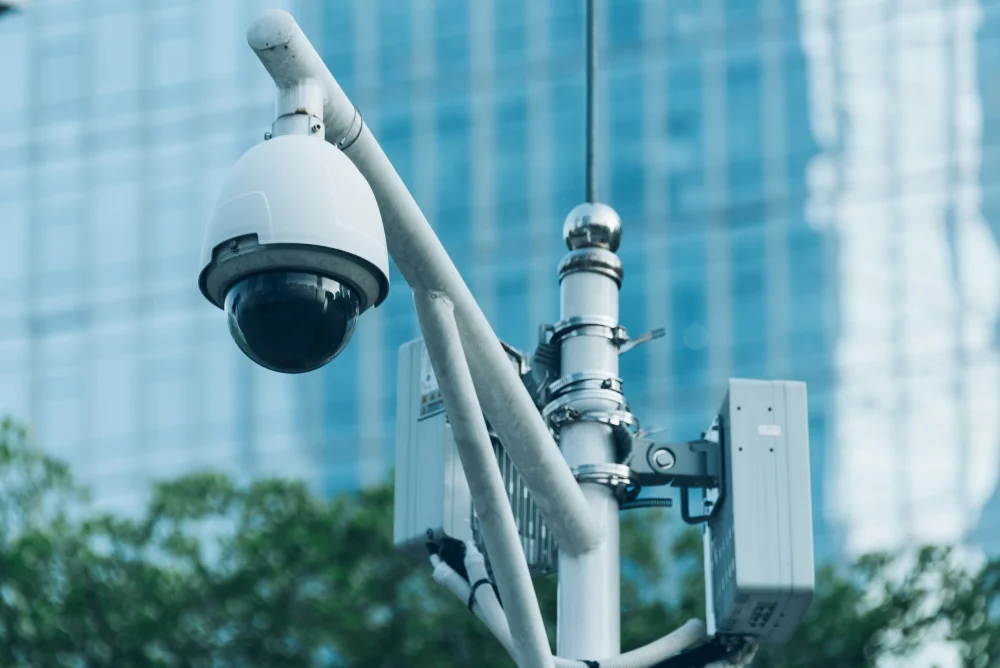Camera an ninh dạng vòm trên cột cao