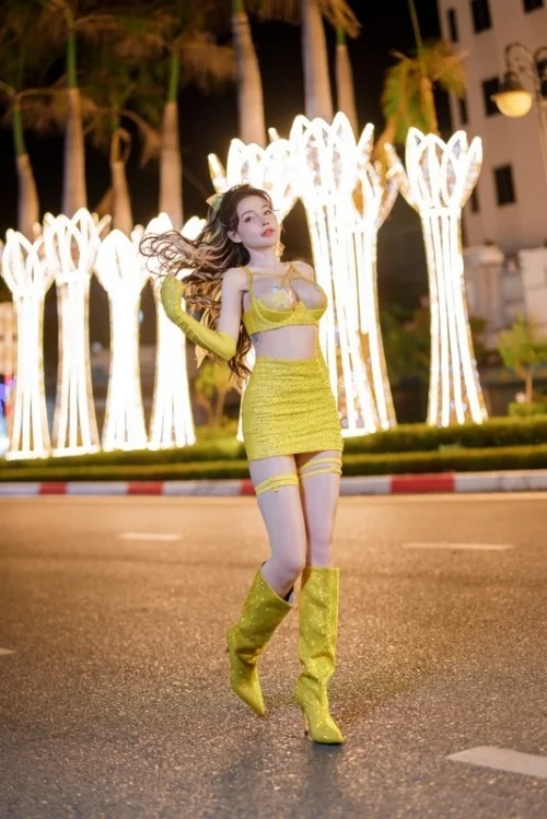 Hình ảnh ngân 98 sex trong bộ đồ vàng lung linh vào buổi tối.