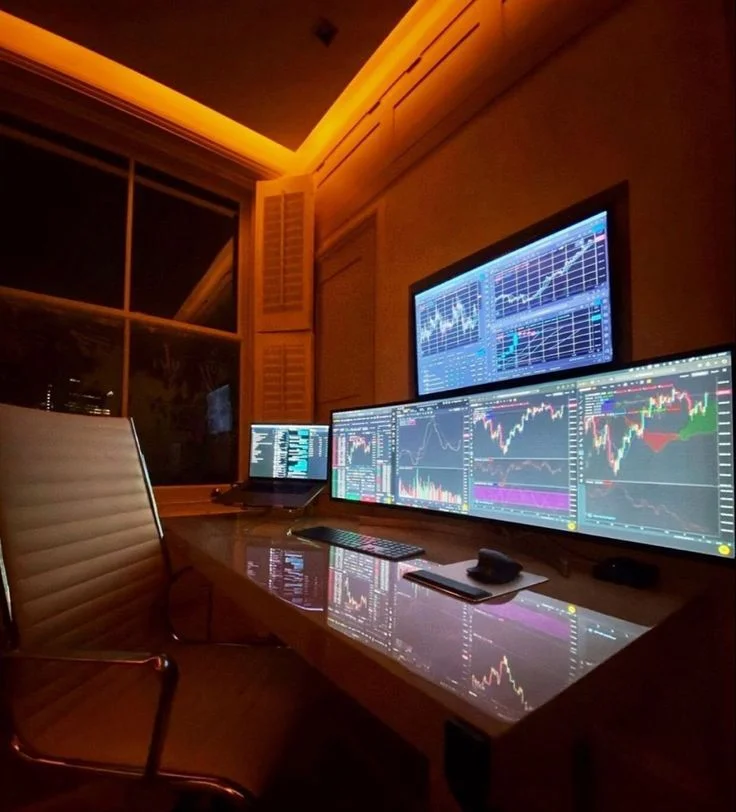 Ảnh nền máy tính 4K phòng giao dịch tông cam với nhiều màn hình biểu đồ