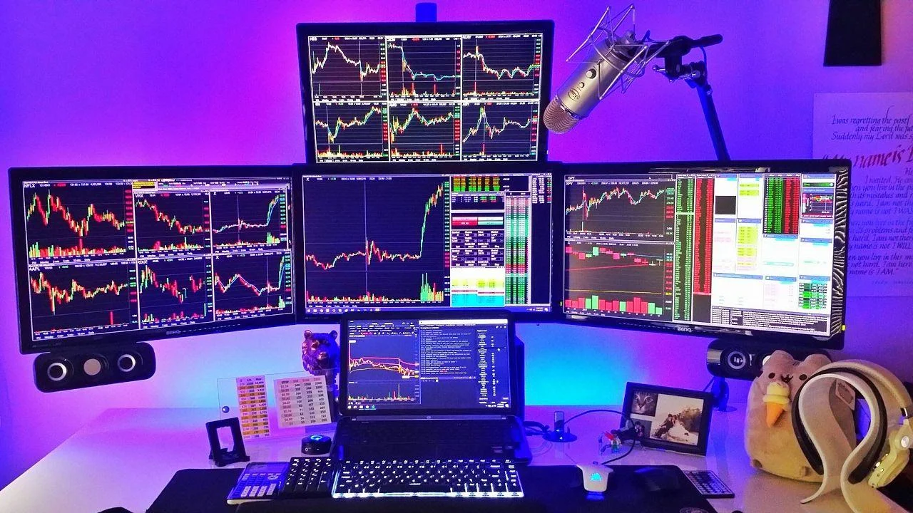 Ảnh nền máy tính 4K setup máy tính nhiều màn hình ánh sáng tím hiển thị biểu đồ
