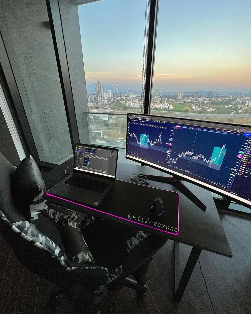 Ảnh nền máy tính 4K bàn làm việc bên cửa sổ nhìn ra thành phố với màn hình biểu đồ