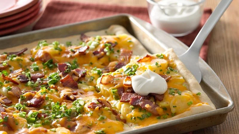Khay nachos phủ phô mai, thịt xông khói và kem chua
