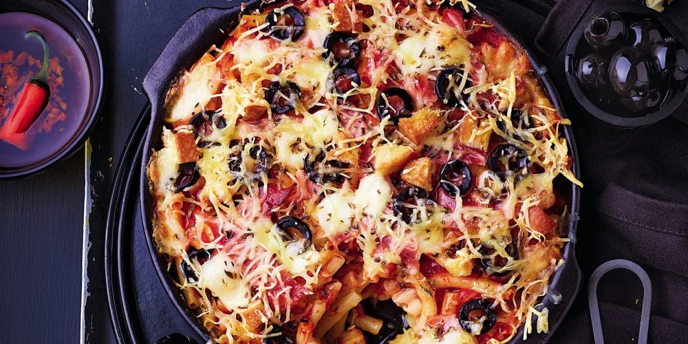 Món pasta nướng phủ phô mai và thịt trong chảo