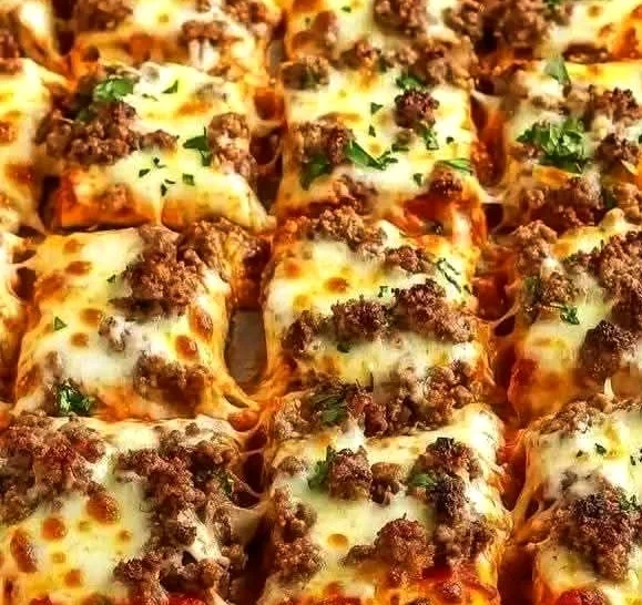 Mì cuộn sốt cà chua phủ phô mai và thịt băm