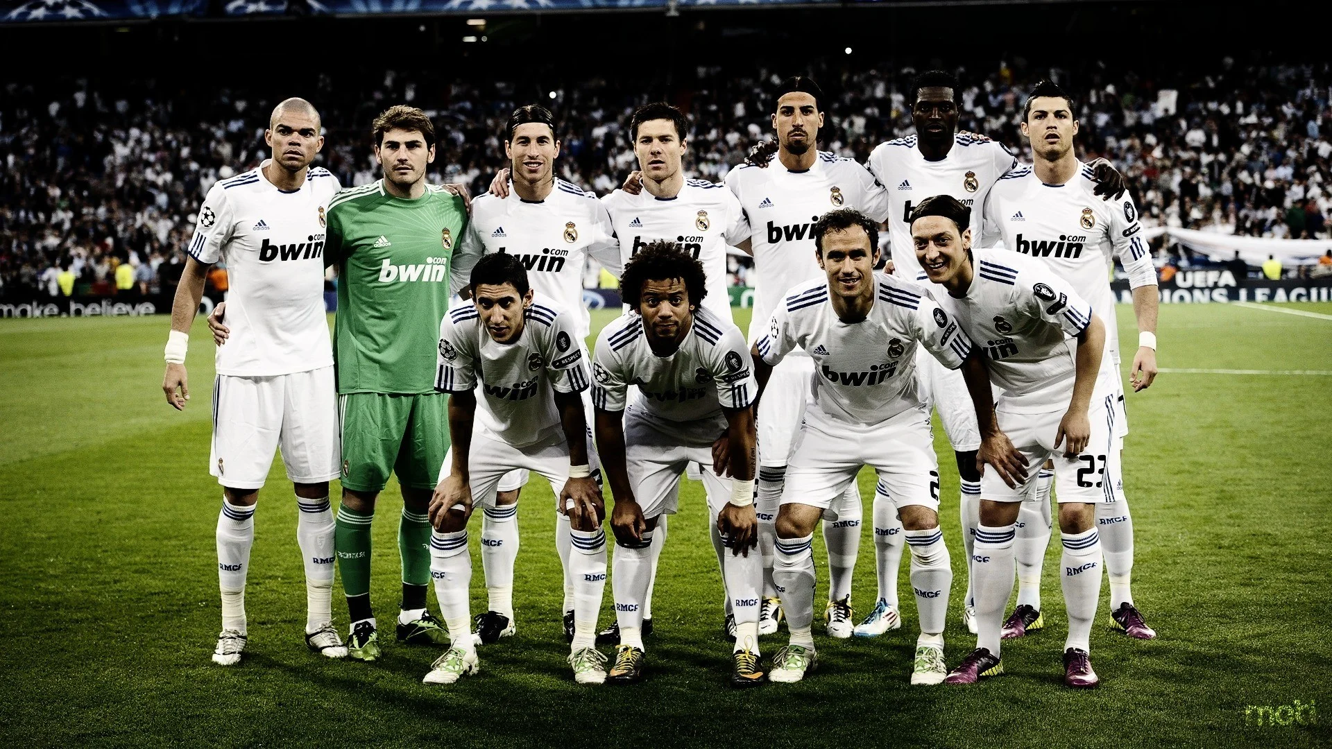 Ảnh Real Madrid với các cầu thủ nổi tiếng trên sân cỏ