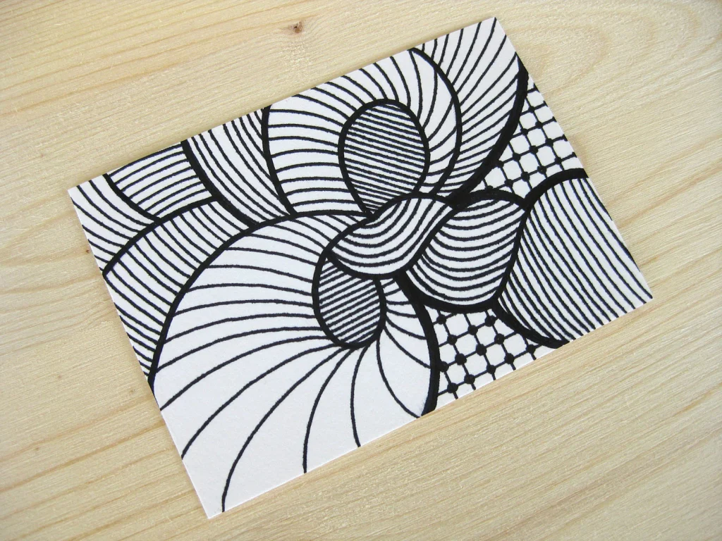 Mẫu vẽ zentangle đen trắng với các vòng cung và họa tiết hình học