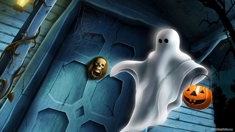 Hình ảnh ma hồn ma trắng bay lơ lửng trước cửa gỗ xanh cùng bí ngô Halloween