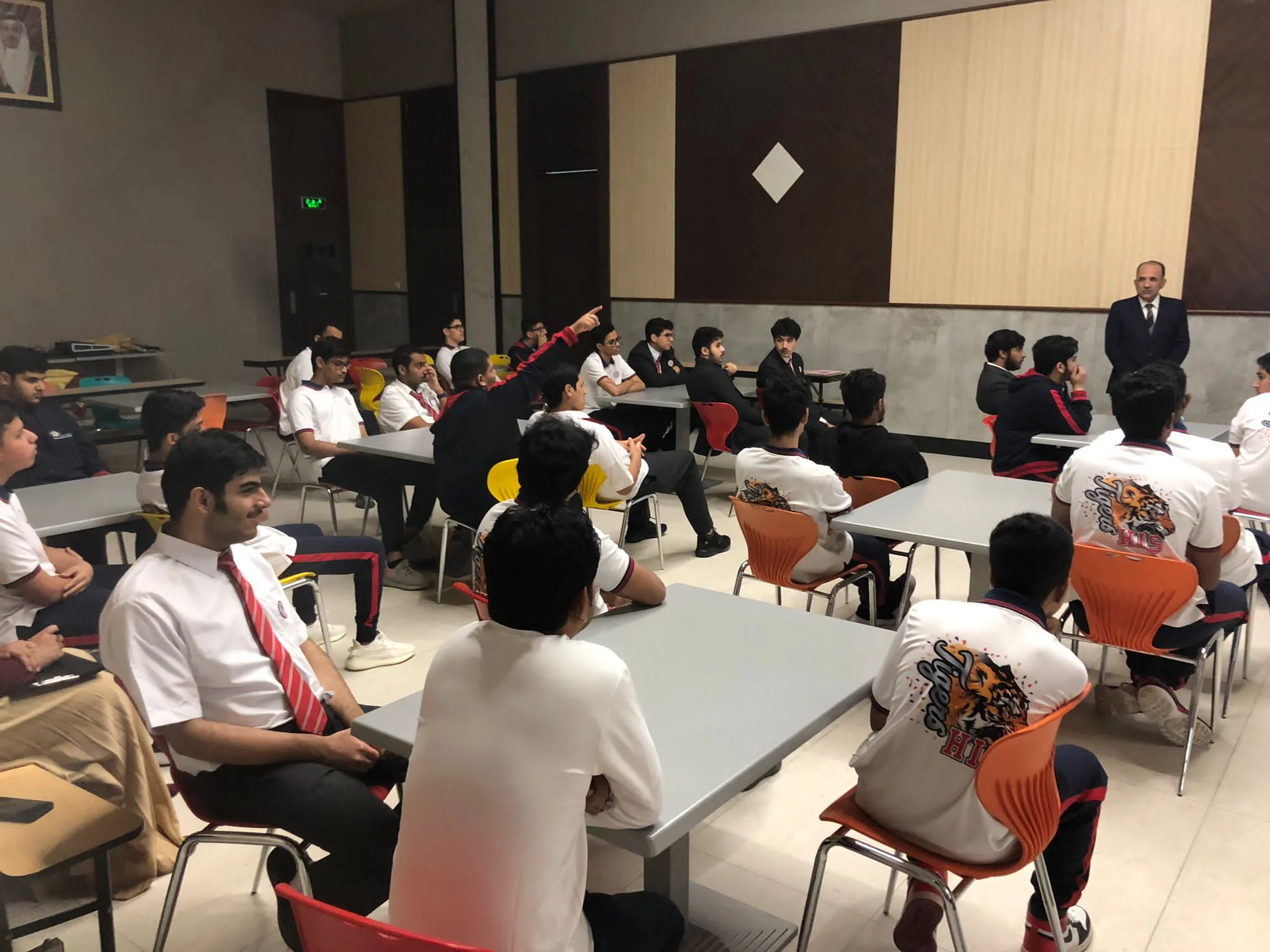 Phòng học có nhiều học sinh đang tham gia buổi học, không có mèo