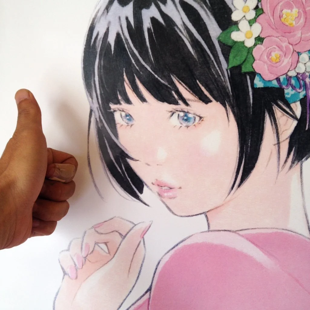 Tranh cận cảnh cô gái anime tóc đen cài hoa, có bàn tay bên cạnh
