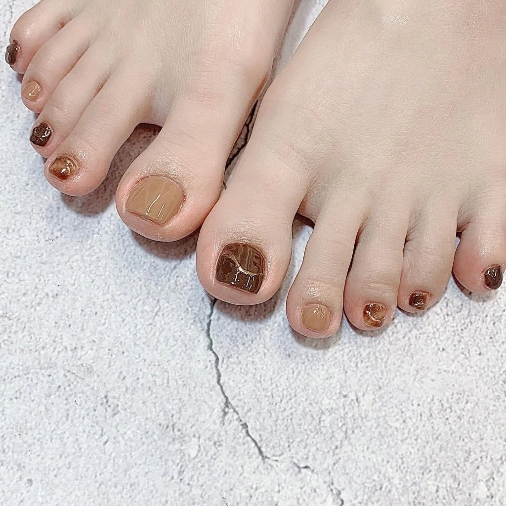 Mẫu nail chân đẹp tông nâu đất ấm áp
