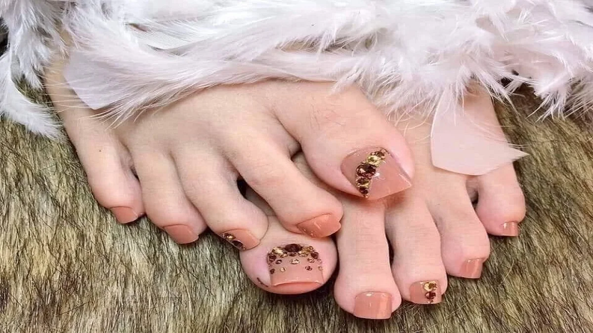 Mẫu nail chân đẹp màu hồng nude đính đá nhỏ