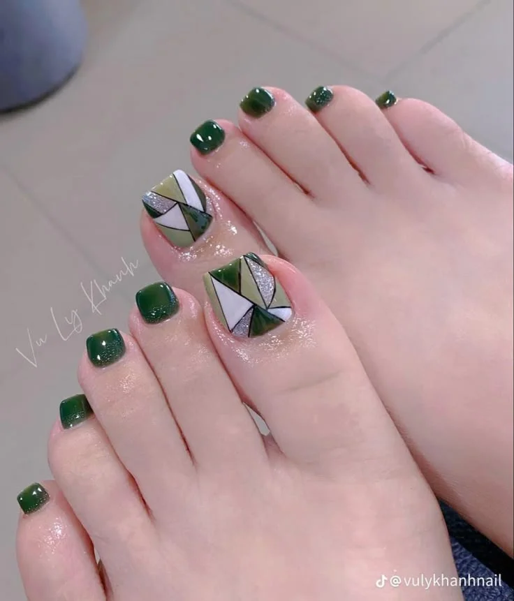 Mẫu nail chân đẹp màu xanh lá họa tiết hình học