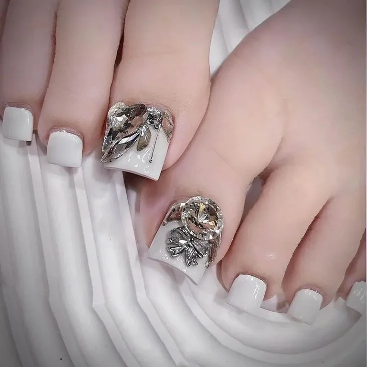 Mẫu nail chân đẹp màu trắng đính đá cầu kỳ