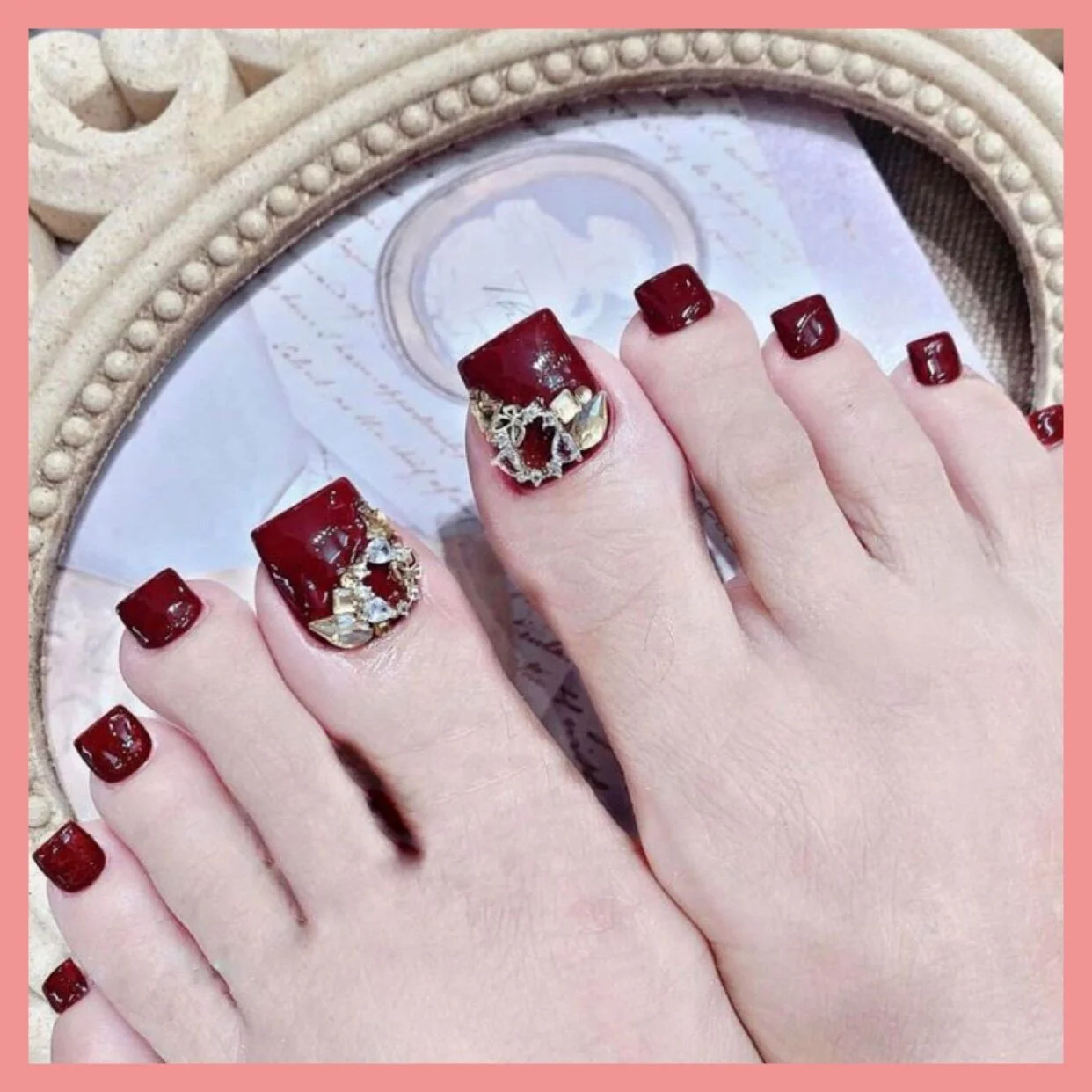 Mẫu nail chân đẹp màu đỏ rượu đính đá quý phái