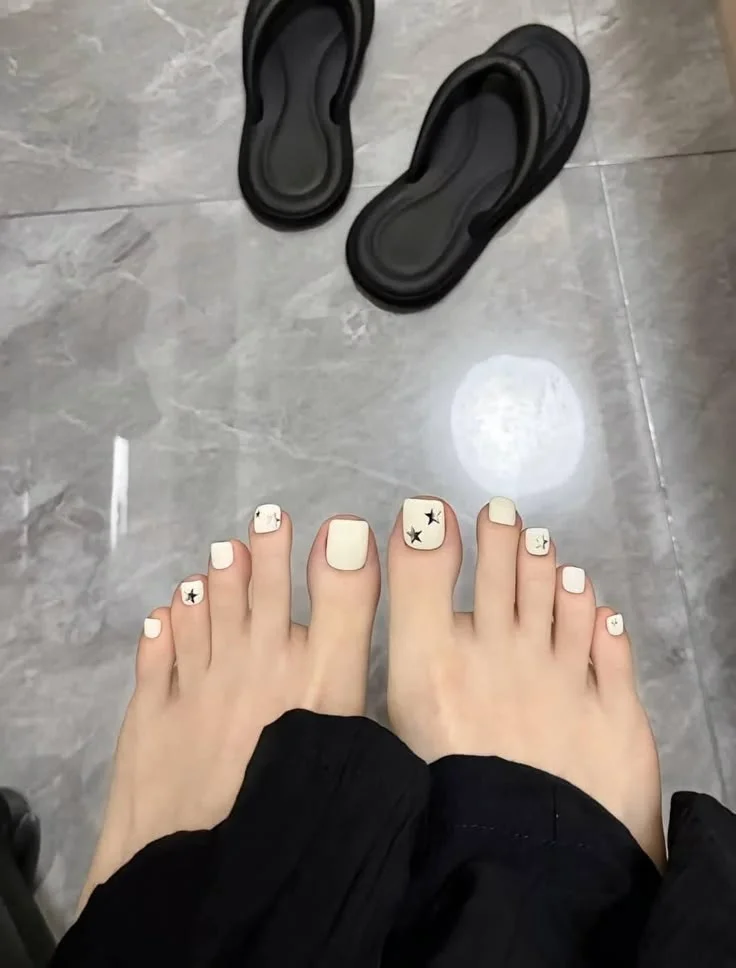 Mẫu nail chân đẹp màu trắng sữa đơn giản
