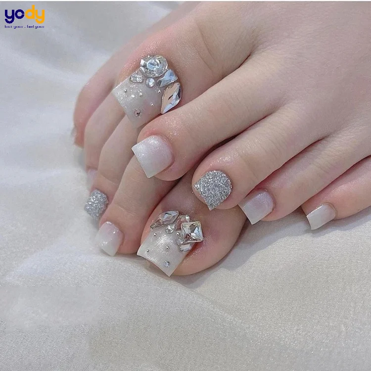 Nail chân đẹp thiết kế đính đá cầu kỳ sang chảnh