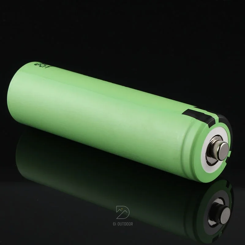 ảnh pin nam màu xanh lá cây đặt trên nền đen bóng chuyên nghiệp