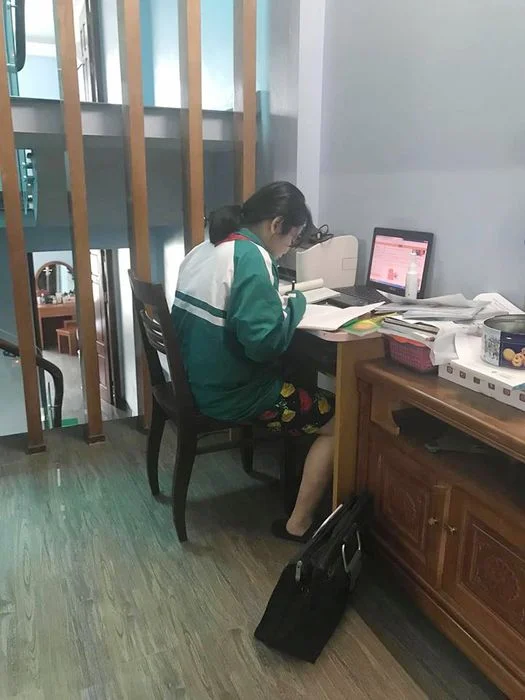 Học sinh đang ngồi học tập một mình tại bàn làm việc