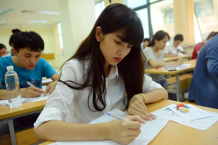 Nữ sinh đang chăm chú viết bài trong không gian học tập