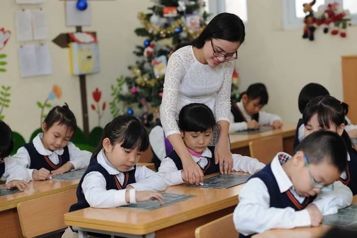 Cô giáo đang hướng dẫn học sinh trong lớp học tập