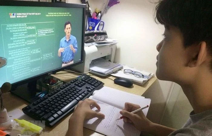Học sinh học tập trực tuyến qua màn hình máy tính
