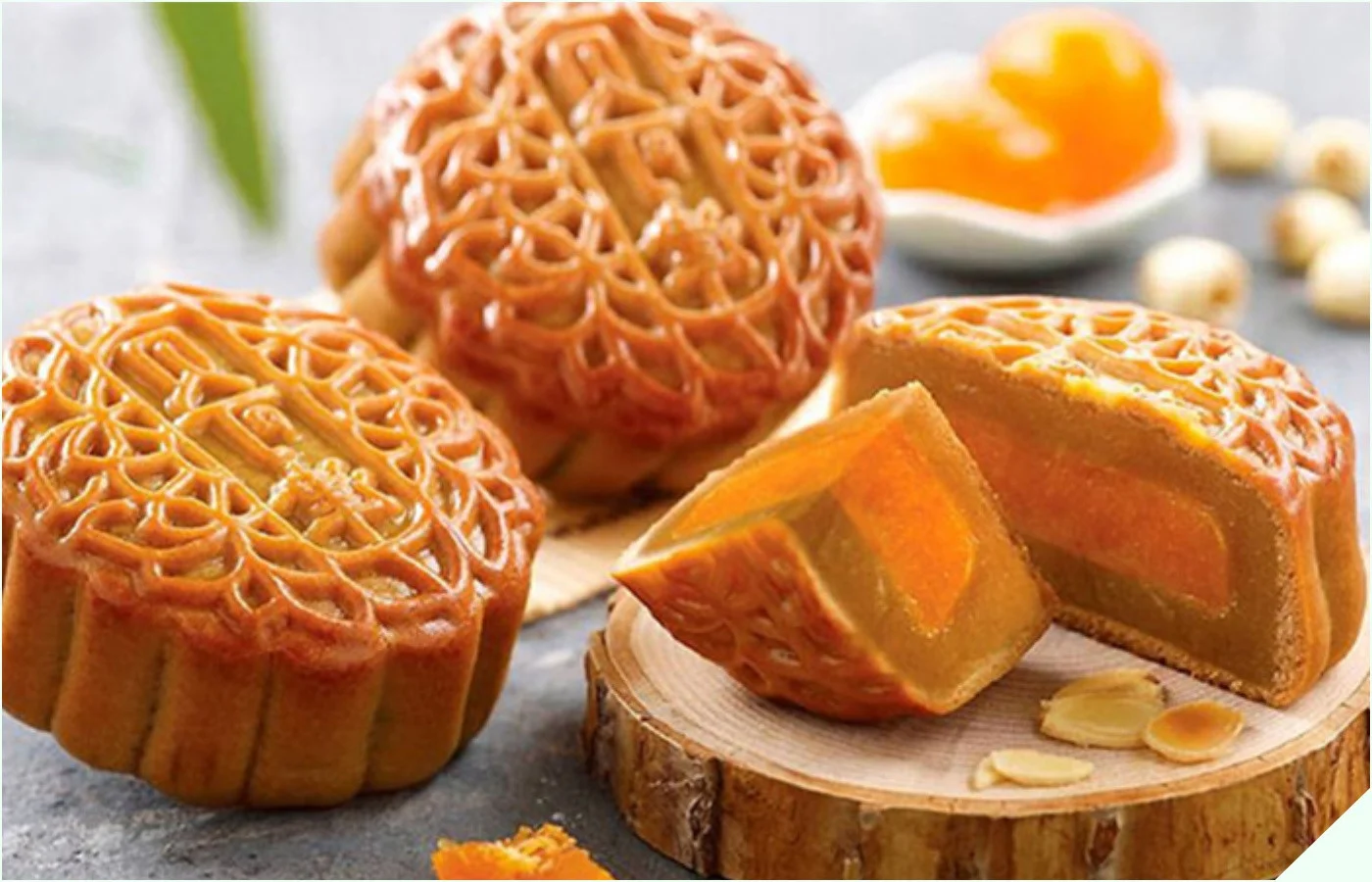 Bánh Trung Thu nhân trứng muối đặt trên thớt gỗ, cận cảnh hấp dẫn