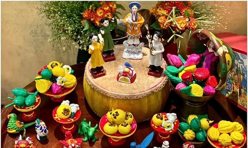 Mâm cỗ Trung Thu truyền thống với bánh, trái cây và đồ chơi dân gian