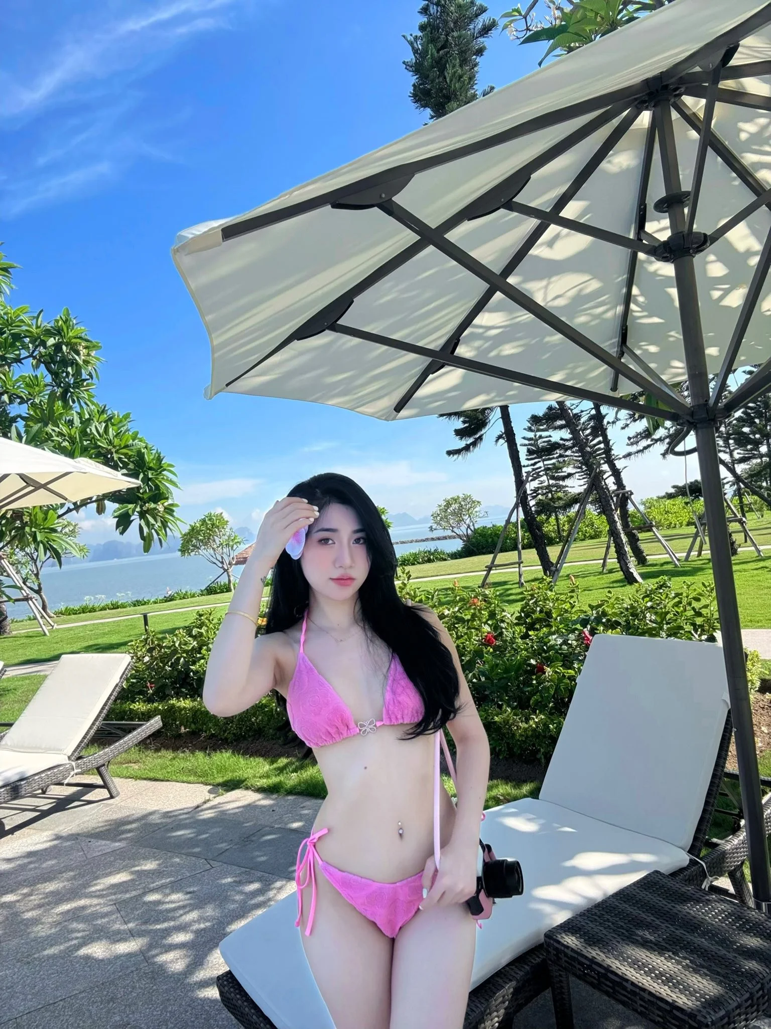 Em gái hot nhất làng bóng đá diện bikini nóng bỏng, khoe visual cực phẩm khiến dân mạng "bỏng mắt"