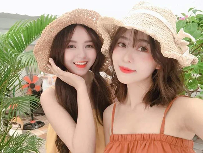 Cặp bạn thân Sài thành xinh như hoa khiến trai trẻ bối rối