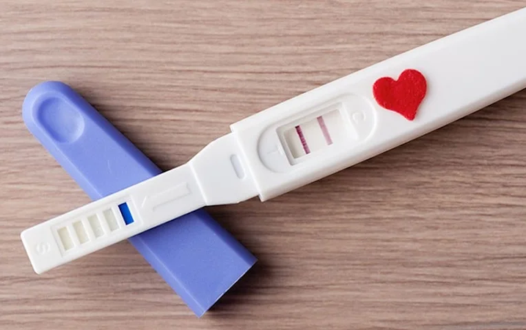 Giải đáp thắc mắc về việc que thử thai hai vạch đậm mờ là có thai hay chưa