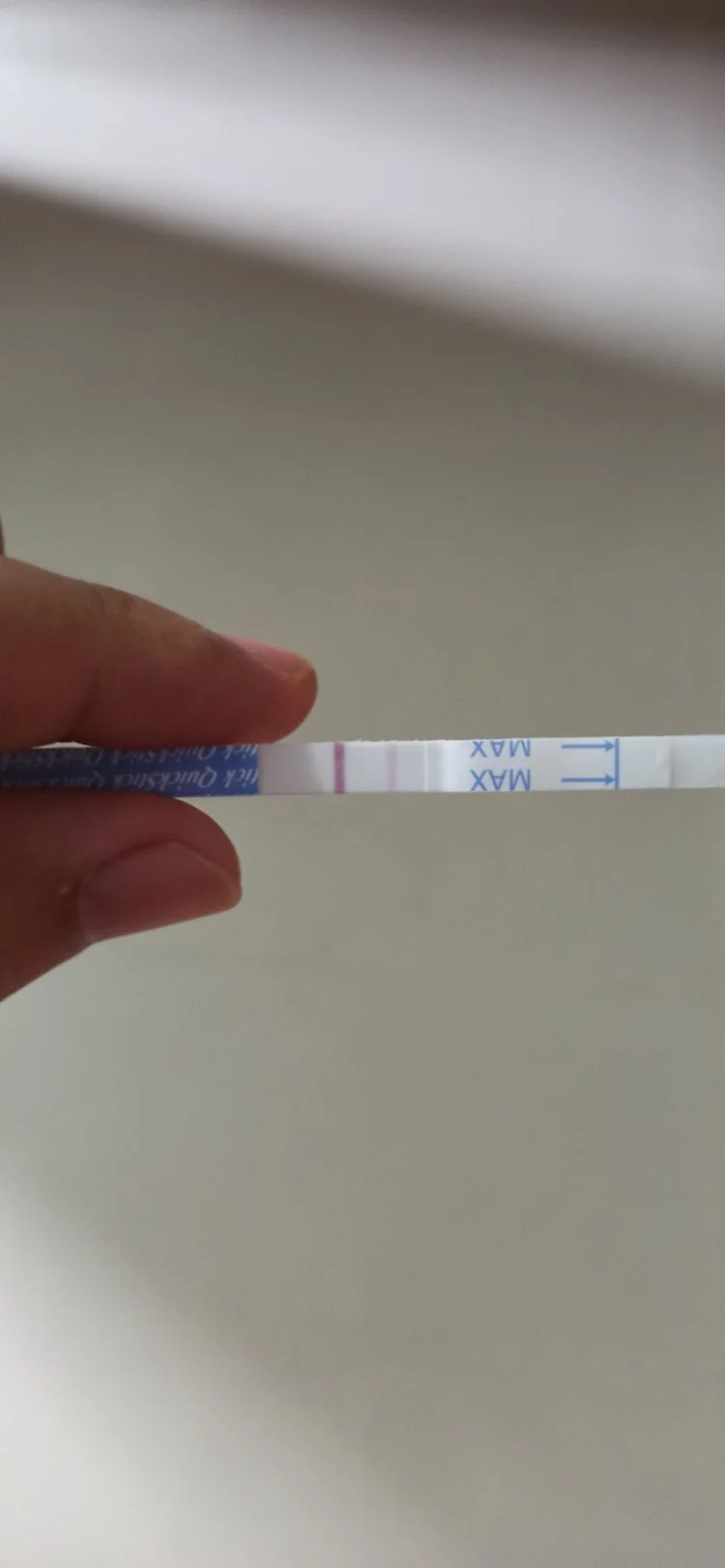 Que thử thai 2 vạch cầm trên tay